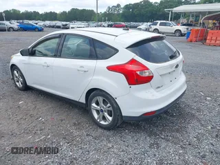 2014 Ford Focus SE z VIN 1FADP3K27EL323874, wystawiony jako IAAI lot #42131316 z przebiegiem 140 815 mil mil oraz . Historia ofert i sprzedaży dostępna na DreamBid. Obrazek 3.