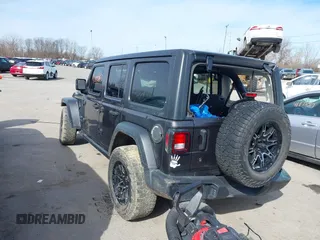 2020 Jeep Wrangler Unlimited Sport S z VIN 1C4HJXDN3LW155884, wystawiony jako IAAI lot #41868363 z przebiegiem 82 901 mil mil oraz . Historia ofert i sprzedaży dostępna na DreamBid. Obrazek 3.