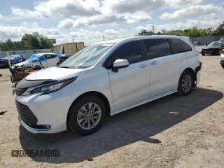 2022 Toyota Sienna XLE z VIN 5TDYRKEC3NS113730, wystawiony jako Copart lot #57160105 z przebiegiem 232 494 mil mil oraz Szkoda całkowita • Salvage title. Historia ofert i sprzedaży dostępna na DreamBid. Obrazek 1.