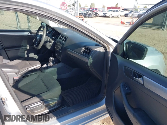 2015 Volkswagen Jetta SE с VIN 3VWD17AJ2FM281820, выставлен на аукционе IAAI как лот 42476717 с пробегом 147 815 миль миль и . История ставок и продаж доступна на DreamBid. Изображение 5.