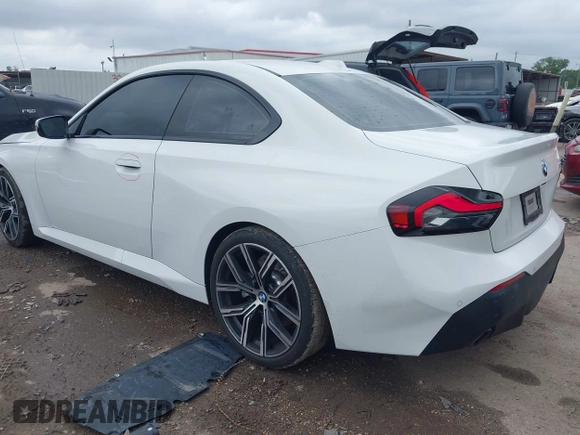 2023 BMW 2 Series 230i z VIN 3MW23CM02P8D39187, wystawiony jako IAAI lot #42207930 z przebiegiem 23 310 mil mil oraz . Historia ofert i sprzedaży dostępna na DreamBid. Obrazek 3.