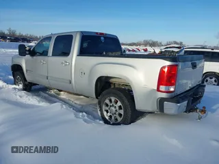 2011 GMC Sierra 2500HD SLT z VIN 1GT121C81BF180823, wystawiony jako IAAI lot #41565516 z przebiegiem 241 220 mil mil oraz . Historia ofert i sprzedaży dostępna na DreamBid. Obrazek 3.