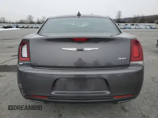 2020 Chrysler 300 S z VIN 2C3CCABG7LH128468, wystawiony jako Copart lot #44922825 z przebiegiem 33 604 mil mil oraz Szkoda całkowita • Salvage title. Historia ofert i sprzedaży dostępna na DreamBid. Obrazek 6.