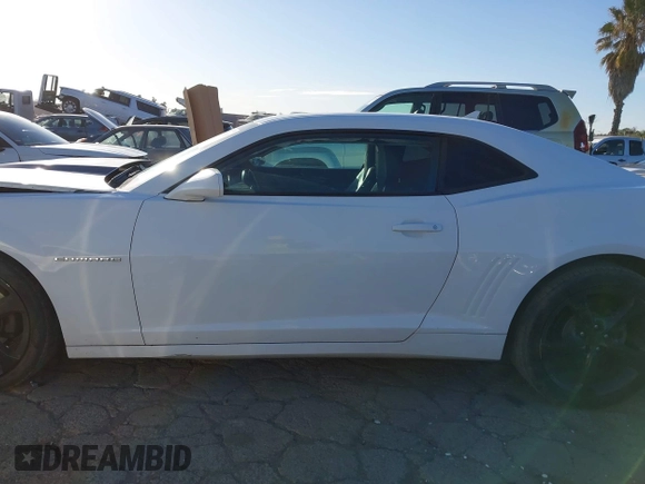 2014 Chevrolet Camaro LT z VIN 2G1FC1E39E9321549, wystawiony jako IAAI lot #41582840 z przebiegiem 129 495 mil mil oraz . Historia ofert i sprzedaży dostępna na DreamBid. Obrazek 15.