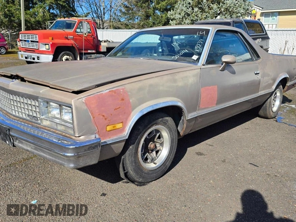 1983 GMC Caballero z VIN 1GTCW8092DR501014, wystawiony jako Copart lot #47653195 z przebiegiem 139 239 mil mil oraz Czysty tytuł • Clean title. Historia ofert i sprzedaży dostępna na DreamBid. Obrazek 2.