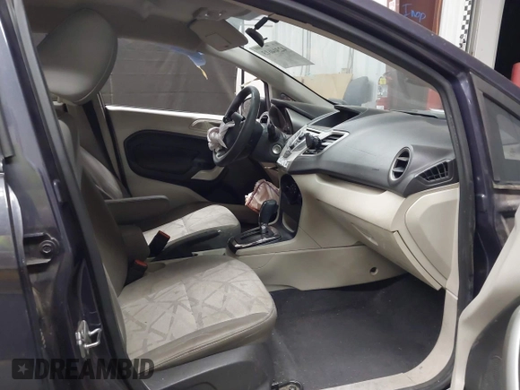 2013 Ford Fiesta SE z VIN 3FADP4BJ1DM186232, wystawiony jako IAAI lot #42304613 z przebiegiem 105 919 mil mil oraz . Historia ofert i sprzedaży dostępna na DreamBid. Obrazek 5.