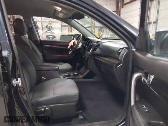 2013 Kia Sorento LX z VIN 5XYKT4A61DG371260, wystawiony jako IAAI lot #42045122 z przebiegiem 120 707 mil mil oraz . Historia ofert i sprzedaży dostępna na DreamBid. Obrazek 5.