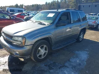 2005 Chevrolet TrailBlazer LT with VIN 1GNDT13S252104374, listed as a IAAI auction lot 41514965 with 121,562 mi miles. Bid and sale history available at carsss.com. Image 2.