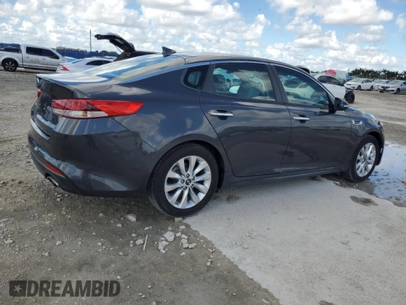 2017 Kia Optima LX z VIN 5XXGT4L38HG124210, wystawiony jako Copart lot #62261805 z przebiegiem 88 310 mil mil oraz Czysty tytuł • Clean title. Historia ofert i sprzedaży dostępna na DreamBid. Obrazek 3.