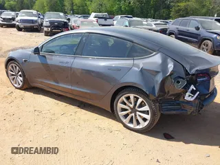 2018 Tesla Model 3 Long Range Battery z VIN 5YJ3E1EBXJF121183, wystawiony jako IAAI lot #42070712 z przebiegiem 71 823 mil mil oraz . Historia ofert i sprzedaży dostępna na DreamBid. Obrazek 3.