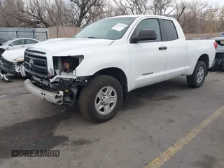 2012 Toyota Tundra z VIN 5TFUM5F11CX039386, wystawiony jako IAAI lot #41472576 z przebiegiem 213 295 mil mil oraz . Historia ofert i sprzedaży dostępna na DreamBid. Obrazek 18.