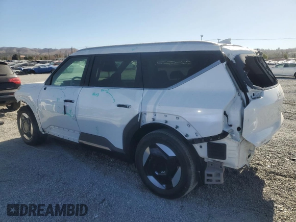2024 Kia EV9 Wind z VIN KNDAFFS59R6030316, wystawiony jako Copart lot #87417224 z przebiegiem 10 654 mil mil oraz Szkoda całkowita • Salvage title. Historia ofert i sprzedaży dostępna na DreamBid. Obrazek 2.