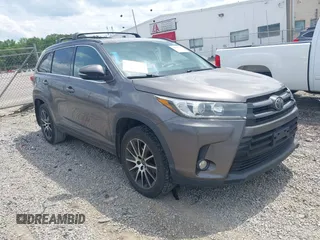 2018 Toyota Highlander SE z VIN 5TDJZRFH6JS495380, wystawiony jako IAAI lot #42427831 z przebiegiem 117 159 mil mil oraz . Historia ofert i sprzedaży dostępna na DreamBid. Obrazek 1.