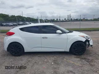 2015 Hyundai Veloster z VIN KMHTC6AD7FU222377, wystawiony jako IAAI lot #42000787 z przebiegiem 150 582 mil mil oraz . Historia ofert i sprzedaży dostępna na DreamBid. Obrazek 13.