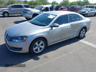 2014 Volkswagen Passat Wolfsburg Edition z VIN 1VWAT7A39EC055174, wystawiony jako IAAI lot #42433368 z przebiegiem 81 321 mil mil oraz . Historia ofert i sprzedaży dostępna na DreamBid. Obrazek 17.