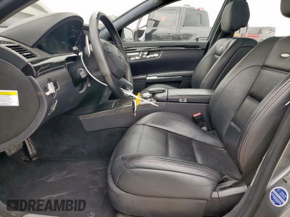 2012 Mercedes-Benz S 63 AMG z VIN WDDNG7EB1CA435991, wystawiony jako Copart lot #57146435 z przebiegiem 117 647 mil mil oraz Szkoda całkowita • Salvage title. Historia ofert i sprzedaży dostępna na DreamBid. Obrazek 7.