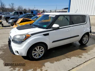 2013 Kia Soul + z VIN KNDJT2A65D7754678, wystawiony jako Copart lot #45152095 z przebiegiem 201 121 mil mil oraz Szkody całkowita. Historia ofert i sprzedaży dostępna na DreamBid. Obrazek 1.