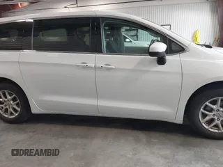 2023 Chrysler Voyager LX z VIN 2C4RC1CG9PR533946, wystawiony jako IAAI lot #42405677 z przebiegiem 64 511 mil mil oraz . Historia ofert i sprzedaży dostępna na DreamBid. Obrazek 13.