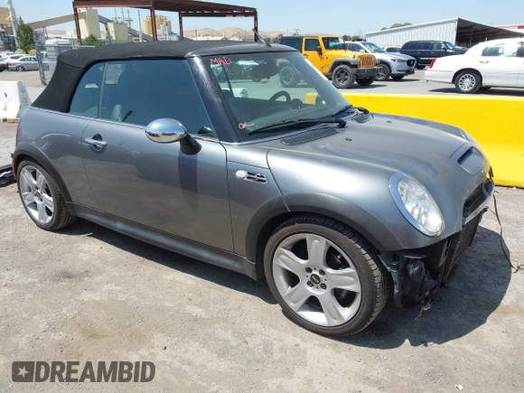 2005 MINI Convertible S z VIN WMWRH33585TF85313, wystawiony jako IAAI lot #42401456 z przebiegiem 126 586 mil mil oraz . Historia ofert i sprzedaży dostępna na DreamBid. Obrazek 1.