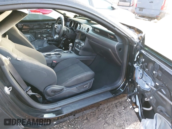 2019 Ford Mustang EcoBoost z VIN 1FA6P8TH7K5180949, wystawiony jako IAAI lot #42093614 z przebiegiem 82 936 mil mil oraz . Historia ofert i sprzedaży dostępna na DreamBid. Obrazek 5.
