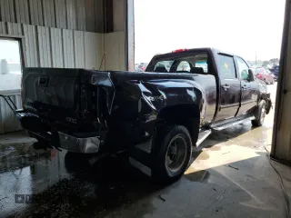 2008 GMC Sierra 3500HD DRW SLE2 z VIN 1GTJK33698F153226, wystawiony jako Copart lot #66801834 z przebiegiem 434 621 mil mil oraz Szkody całkowita. Historia ofert i sprzedaży dostępna na DreamBid. Obrazek 3.