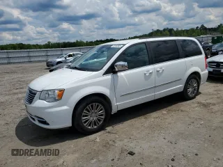 2016 Chrysler Town & Country Touring z VIN 2C4RC1CG3GR240415, wystawiony jako Copart lot #56304985 z przebiegiem 228 975 mil mil oraz Tytuł czysty. Historia ofert i sprzedaży dostępna na DreamBid. Obrazek 1.