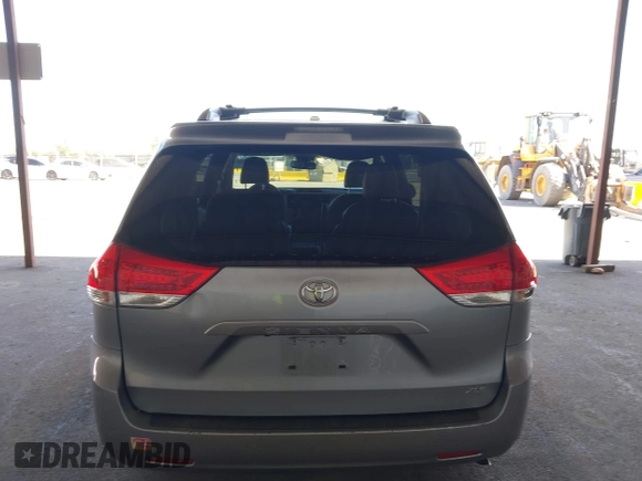 2013 Toyota Sienna XLE AAS z VIN 5TDYK3DC9DS305552, wystawiony jako IAAI lot #42386940 z przebiegiem 64 823 mil mil oraz . Historia ofert i sprzedaży dostępna na DreamBid. Obrazek 17.