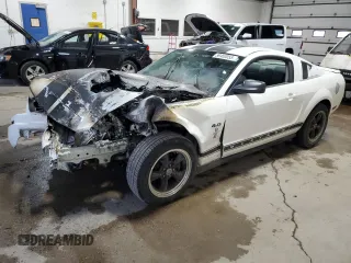 2007 Ford Mustang Deluxe z VIN 1ZVHT80NX75328511, wystawiony jako Copart lot #59463055 z przebiegiem Nie podano mil oraz Szkoda całkowita • Salvage title. Historia ofert i sprzedaży dostępna na DreamBid. Obrazek 1.