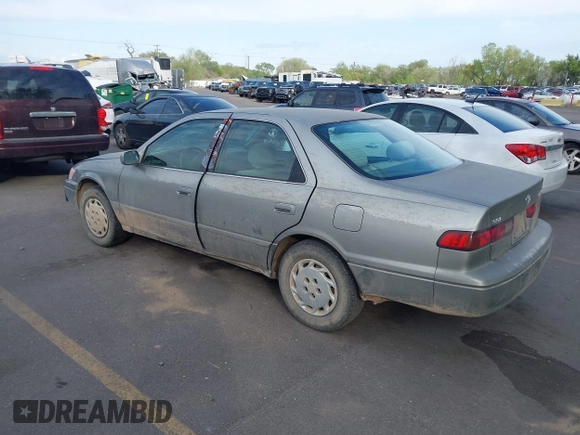 1998 Toyota Camry LE z VIN JT2BG22K8W0144508, wystawiony jako IAAI lot #42083963 z przebiegiem 222 776 mil mil oraz . Historia ofert i sprzedaży dostępna na DreamBid. Obrazek 3.