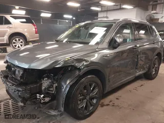 2024 Volkswagen Tiguan SE with VIN 3VV2B7AX1RM066060, listed as a IAAI auction lot 41844570 with 3,403 mi miles. Bid and sale history available at carsss.com. Image 6.