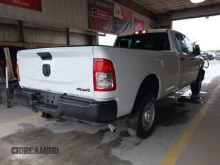2023 Ram 2500 Tradesman z VIN 3C6UR5HJ0PG610057, wystawiony jako IAAI lot #42385008 z przebiegiem 21 105 mil mil oraz . Historia ofert i sprzedaży dostępna na DreamBid. Obrazek 4.