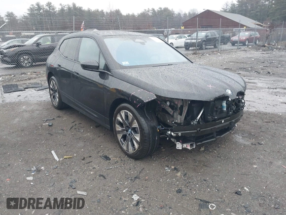 2024 BMW iX xDrive50 z VIN WB523CF00RCN76736, wystawiony jako IAAI lot #41162938 z przebiegiem 21 575 mil mil oraz . Historia ofert i sprzedaży dostępna na DreamBid. Obrazek 1.
