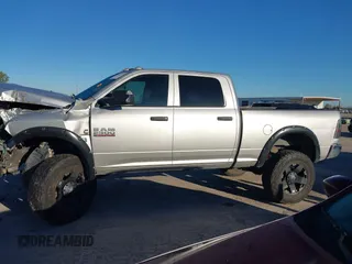 2013 Ram 2500 Tradesman z VIN 3C6UR5CL2DG550173, wystawiony jako IAAI lot #40865715 z przebiegiem 110 829 mil mil oraz . Historia ofert i sprzedaży dostępna na DreamBid. Obrazek 14.