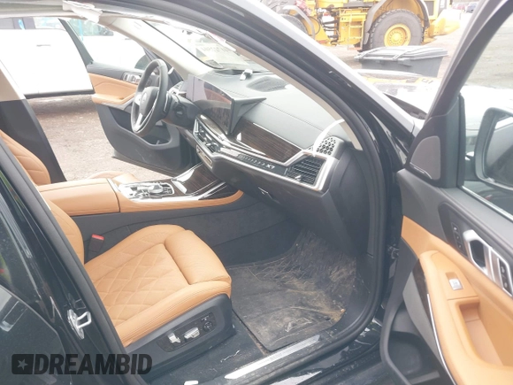 2025 BMW X7 xDrive40i z VIN 5UX23EM01S9Y67220, wystawiony jako IAAI lot #41722504 z przebiegiem 7 522 mil mil oraz . Historia ofert i sprzedaży dostępna na DreamBid. Obrazek 5.