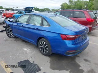 2024 Volkswagen Jetta S с VIN 3VW5M7BU2RM065135, выставлен на аукционе IAAI как лот 42272382 с пробегом 9 555 миль миль и . История ставок и продаж доступна на DreamBid. Изображение 3.