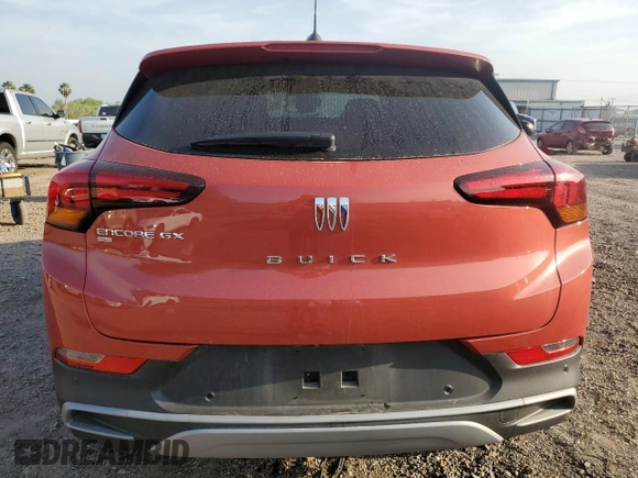 2024 Buick Encore GX Preferred z VIN KL4AMCSL5RB182209, wystawiony jako Copart lot #51734815 z przebiegiem Nie podano mil oraz Szkoda całkowita • Salvage title. Historia ofert i sprzedaży dostępna na DreamBid. Obrazek 6.