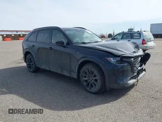 2025 Mazda CX-90 Premium Sport z VIN JM3KKCHD1S1221462, wystawiony jako IAAI lot #41765034 z przebiegiem Nie podano mil oraz . Historia ofert i sprzedaży dostępna na DreamBid. Obrazek 1.
