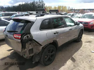 2017 Jeep Cherokee Altitude z VIN 1C4PJLAB6HW508950, wystawiony jako IAAI lot #36452848 z przebiegiem 101 860 mil mil oraz . Historia ofert i sprzedaży dostępna na DreamBid. Obrazek 4.