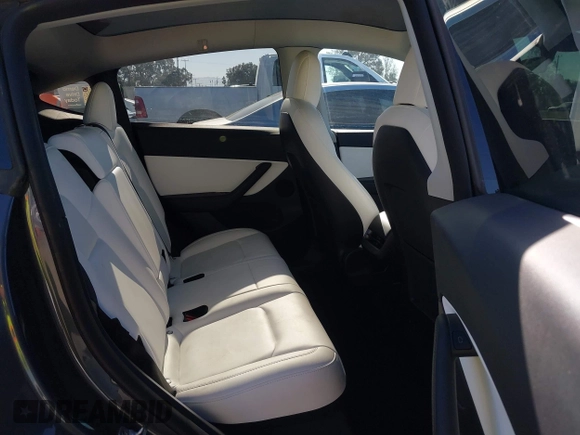 2022 Tesla Model Y Performance z VIN 7SAYGDEF2NF490794, wystawiony jako IAAI lot #42218742 z przebiegiem 41 402 mil mil oraz . Historia ofert i sprzedaży dostępna na DreamBid. Obrazek 8.
