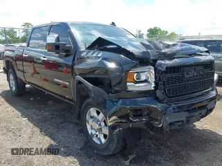 2015 GMC Sierra 2500HD Denali z VIN 1GT120E82FF574358, wystawiony jako IAAI lot #42377676 z przebiegiem 86 097 mil mil oraz . Historia ofert i sprzedaży dostępna na DreamBid. Obrazek 1.