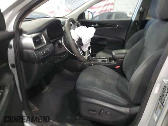 2019 Kia Sorento LX z VIN 5XYPG4A58KG580316, wystawiony jako Copart lot #58495505 z przebiegiem 111 711 mil mil oraz Czysty tytuł • Clean title. Historia ofert i sprzedaży dostępna na DreamBid. Obrazek 7.