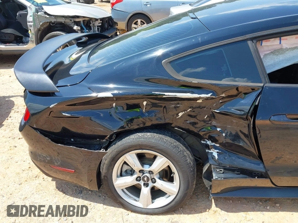 2017 Ford Mustang V6 z VIN 1FA6P8AM6H5342594, wystawiony jako IAAI lot #42479187 z przebiegiem 103 861 mil mil oraz . Historia ofert i sprzedaży dostępna na DreamBid. Obrazek 6.