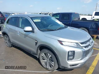 2023 Mitsubishi Outlander ES z VIN JA4ARUAU8PU013062, wystawiony jako IAAI lot #42070968 z przebiegiem 48 095 mil mil oraz . Historia ofert i sprzedaży dostępna na DreamBid. Obrazek 1.