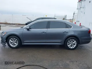 2017 Volkswagen Passat S z VIN 1VWAT7A3XHC071775, wystawiony jako IAAI lot #41775028 z przebiegiem 58 945 mil mil oraz . Historia ofert i sprzedaży dostępna na DreamBid. Obrazek 15.