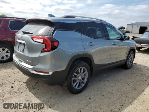 2024 GMC Terrain SLT z VIN 3GKALVEG5RL224500, wystawiony jako Copart lot #57138525 z przebiegiem 6 152 mil mil oraz Czysty tytuł • Clean title. Historia ofert i sprzedaży dostępna na DreamBid. Obrazek 3.