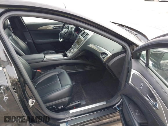 2017 Lincoln MKZ Hybrid Premiere z VIN 3LN6L5KU6HR622317, wystawiony jako IAAI lot #42124629 z przebiegiem 62 674 mil mil oraz . Historia ofert i sprzedaży dostępna na DreamBid. Obrazek 5.