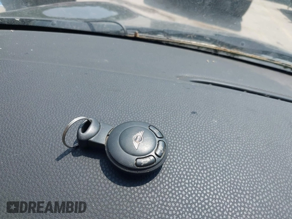 2010 MINI Convertible z VIN WMWMR3C51ATU97251, wystawiony jako IAAI lot #42408143 z przebiegiem 117 315 mil mil oraz . Historia ofert i sprzedaży dostępna na DreamBid. Obrazek 11.