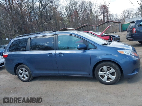 2015 Toyota Sienna LE AAS with VIN 5TDKK3DC8FS550190, listed as a IAAI auction lot 41924584 with 54,461 mi miles. Bid and sale history available at carsss.com. Image 13.
