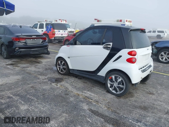 2013 Smart fortwo Pure z VIN WMEEJ3BA9DK631660, wystawiony jako IAAI lot #41917570 z przebiegiem 65 890 mil mil oraz . Historia ofert i sprzedaży dostępna na DreamBid. Obrazek 3.