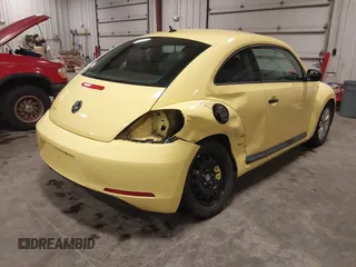 2015 Volkswagen Beetle Classic z VIN 3VWF17AT0FM611710, wystawiony jako IAAI lot #42209254 z przebiegiem 87 583 mil mil oraz . Historia ofert i sprzedaży dostępna na DreamBid. Obrazek 4.